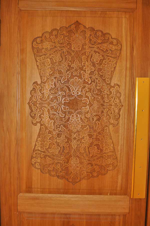 Дверь с оригинальным национальным орнаментом